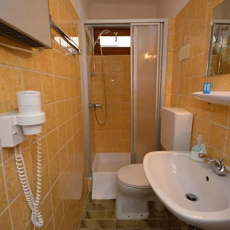 Haus Kleineisen By Chatel Reizen לינה וארוחת בוקר *